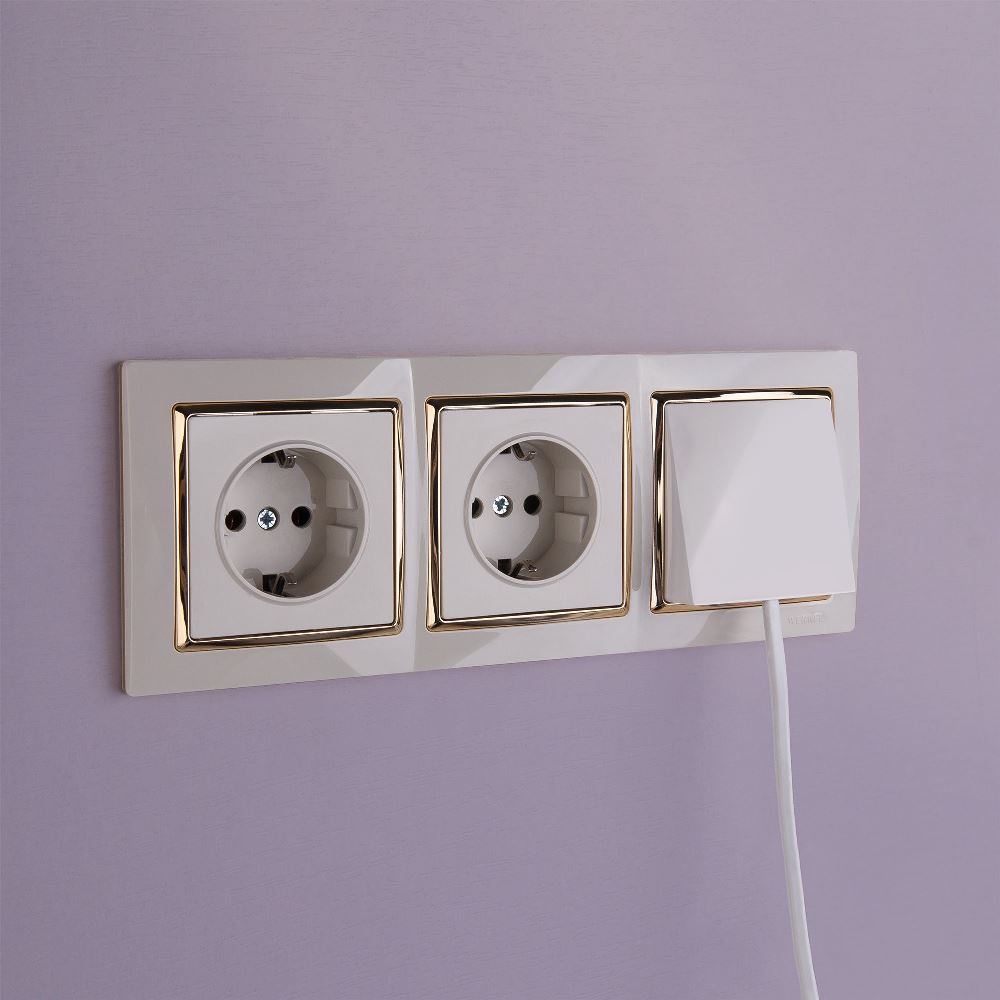 Рамка из поликарбоната Werkel Snabb на 3 поста Слоновая кость / Золото W0031932 — изображение 2