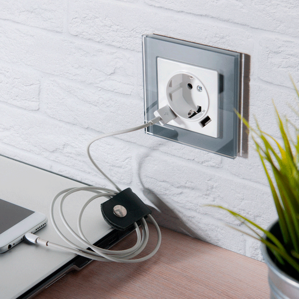 Розетка встраиваемая Werkel с заземлением, шторками и USBх2 Белый W1171501 — изображение 2