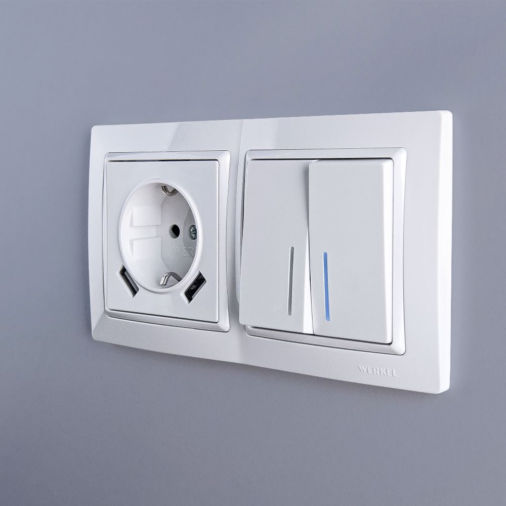 Розетка встраиваемая Werkel с заземлением, шторками и USBх2 Белый W1171501 — изображение 3